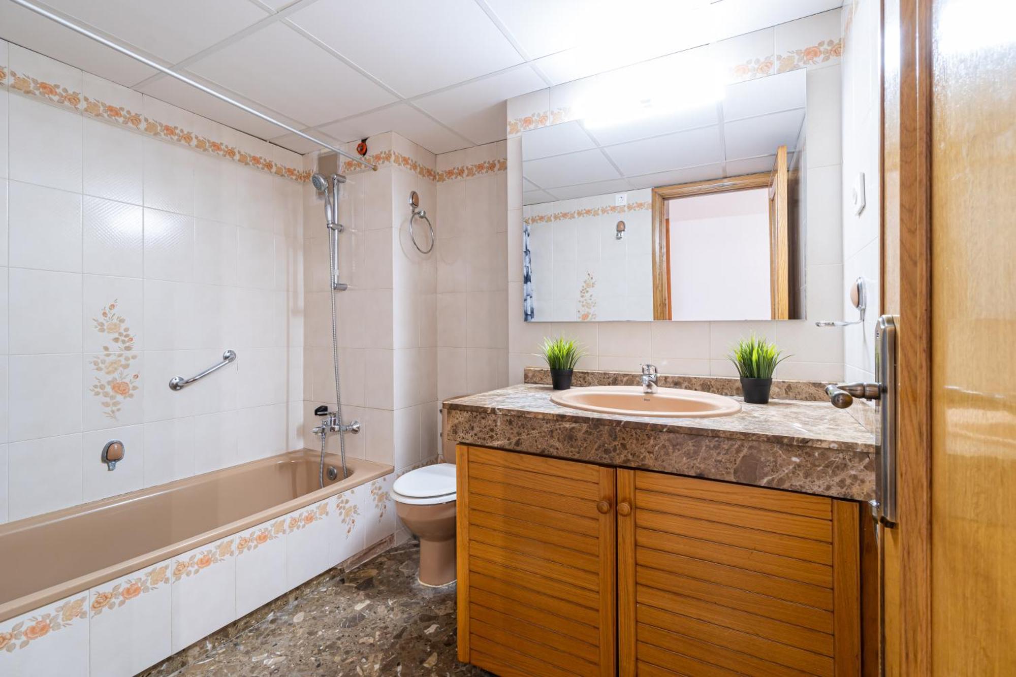 TuristMar - Amplio Apartamento en Salou con piscina, a 2 minutos de la Playa Exterior foto
