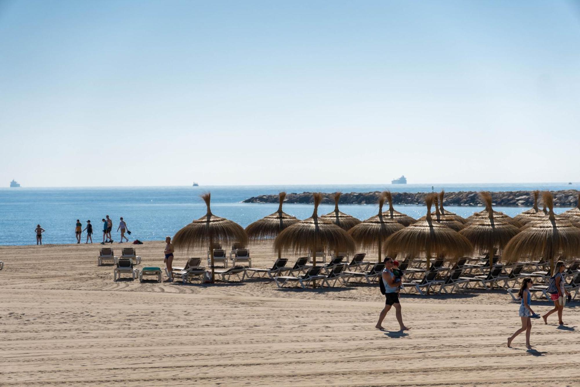 TuristMar - Amplio Apartamento en Salou con piscina, a 2 minutos de la Playa Exterior foto