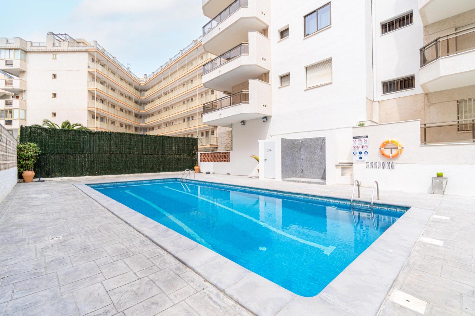 TuristMar - Amplio Apartamento en Salou con piscina, a 2 minutos de la Playa Exterior foto