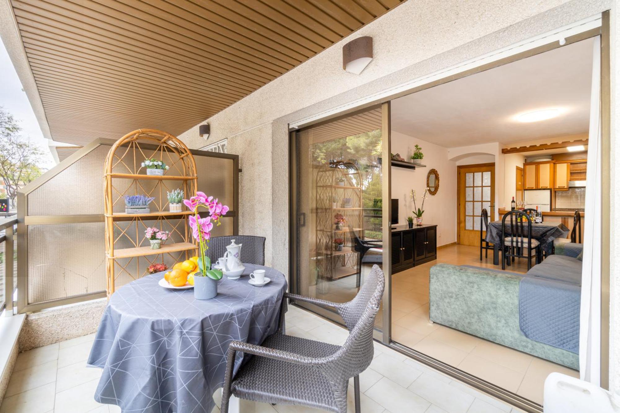 TuristMar - Amplio Apartamento en Salou con piscina, a 2 minutos de la Playa Exterior foto